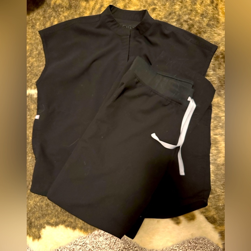 Set of FIGS Scrubs : Rafaela top XSmall and Livingston pants Medium